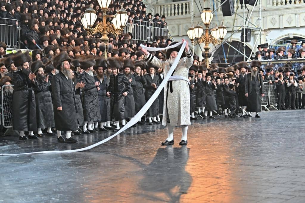 אלפים בשמחת בית ויז'ניץ ופרמישלאן  במתחם הדי סיטי בירושלים