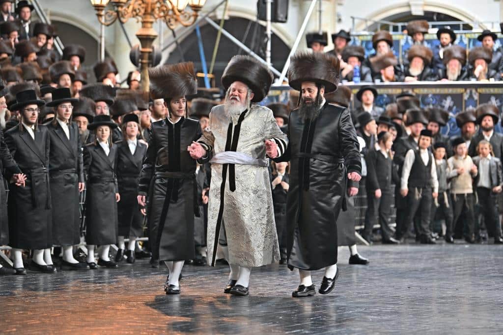 אלפים בשמחת בית ויז'ניץ ופרמישלאן  במתחם הדי סיטי בירושלים