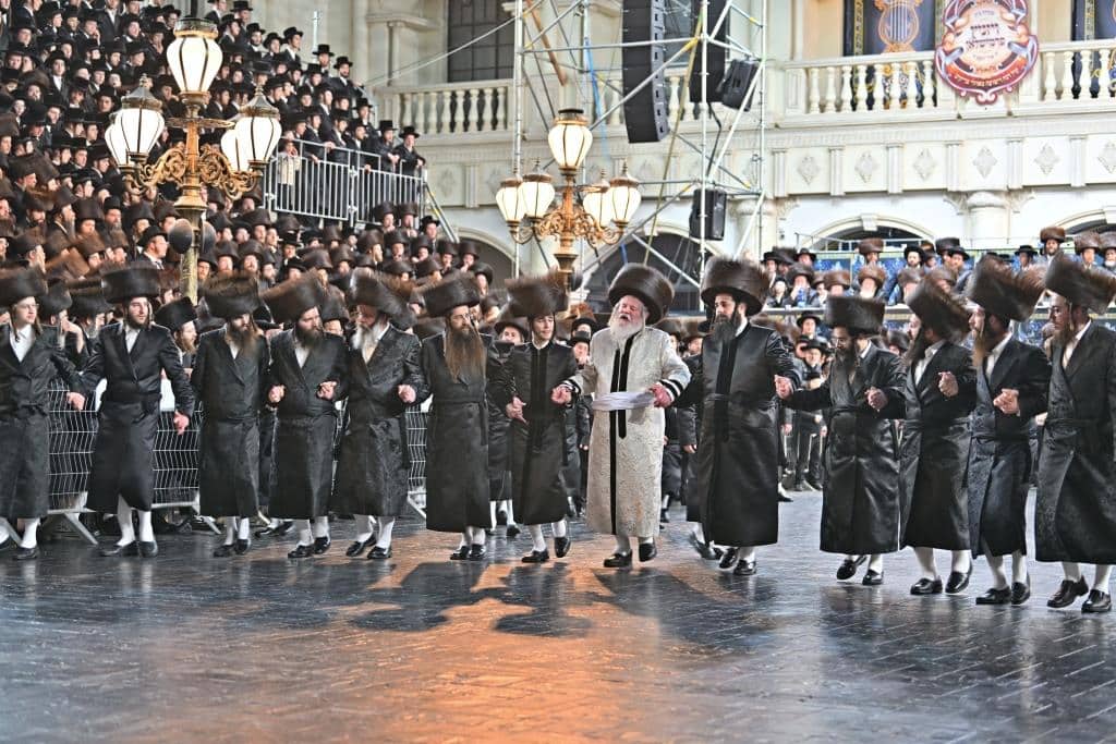 אלפים בשמחת בית ויז'ניץ ופרמישלאן  במתחם הדי סיטי בירושלים