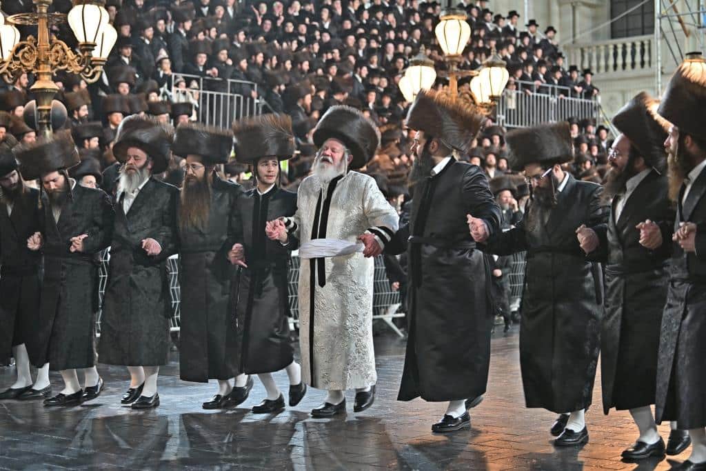 אלפים בשמחת בית ויז'ניץ ופרמישלאן  במתחם הדי סיטי בירושלים