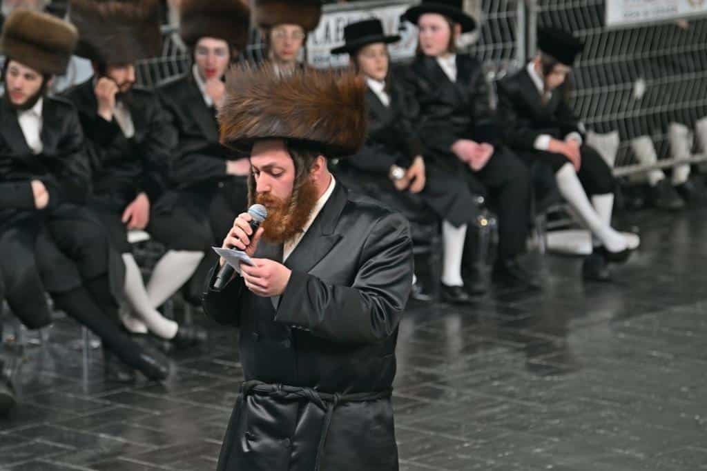 אלפים בשמחת בית ויז'ניץ ופרמישלאן  במתחם הדי סיטי בירושלים