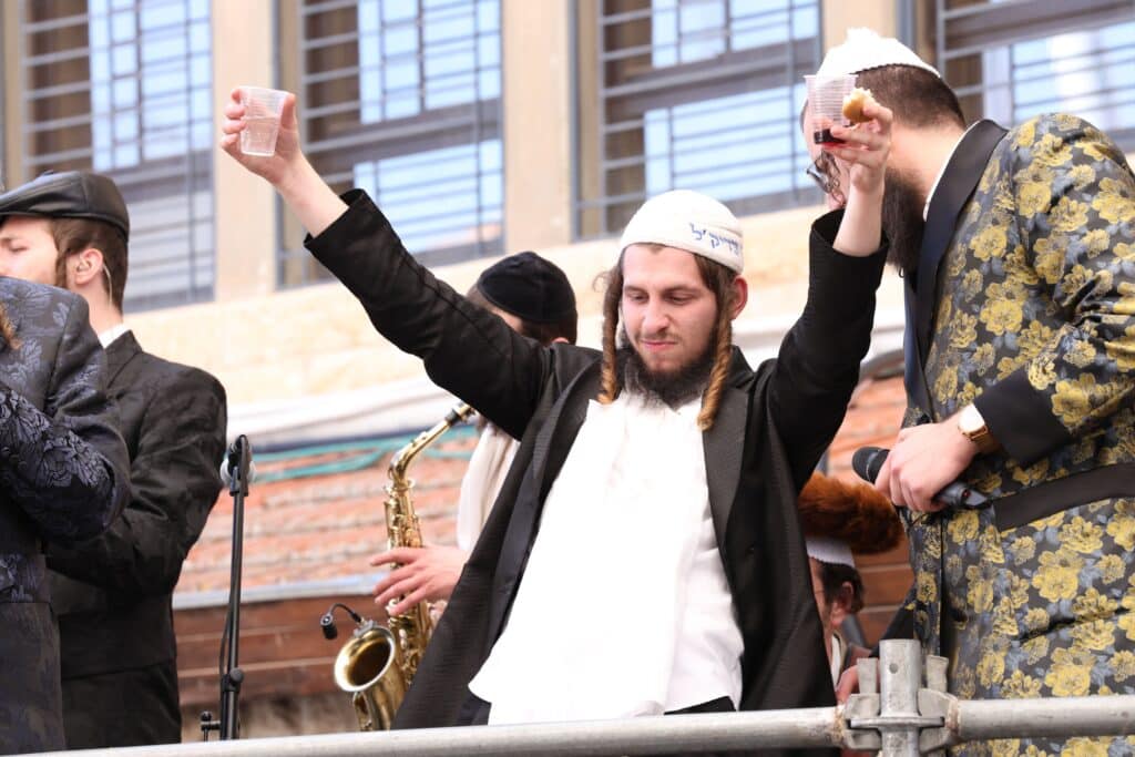 גלריה: אלפים במשתה היין של זקן רבני ברסלב הגרי"מ שכטר
