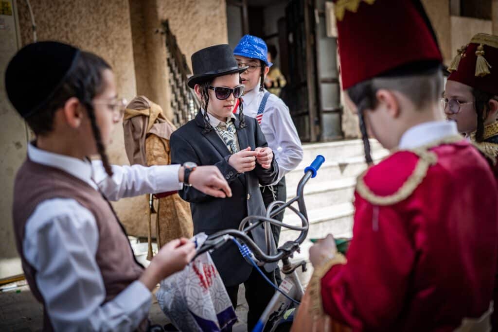 בעין המצלמה: הצלמים תיעדו את חג הפורים בבני ברק