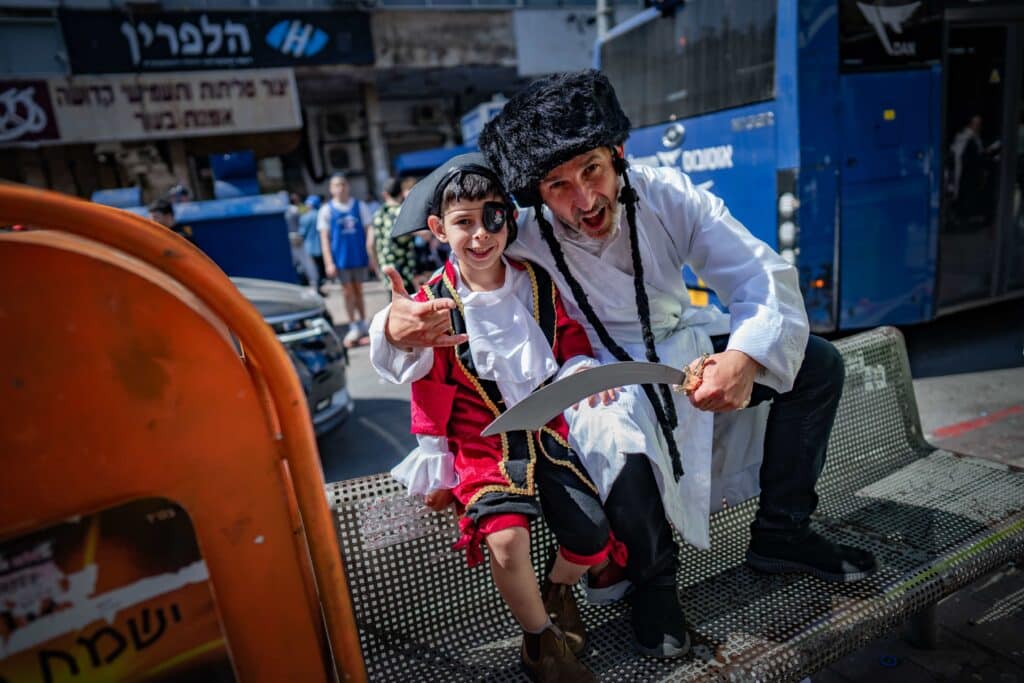 בעין המצלמה: הצלמים תיעדו את חג הפורים בבני ברק