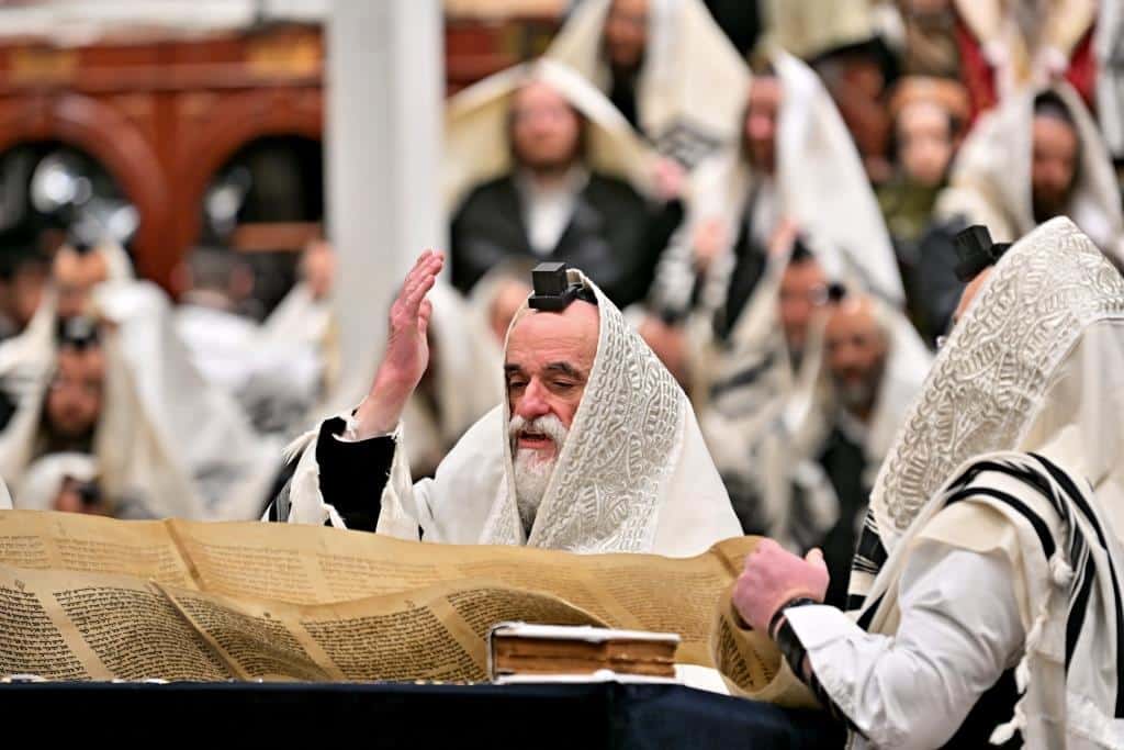 מקריאת המגילה ועד לפורים שפיל: פורים בחצר הקודש ויז'ניץ