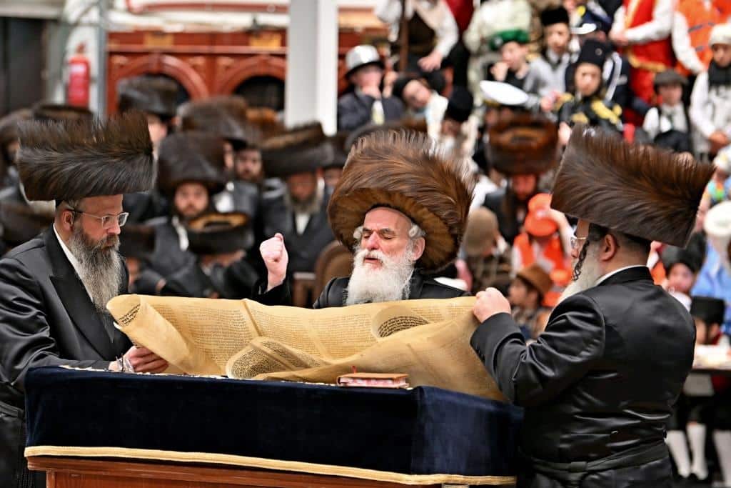 מקריאת המגילה ועד לפורים שפיל: פורים בחצר הקודש ויז'ניץ