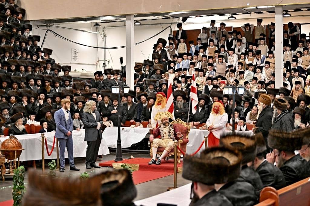 מקריאת המגילה ועד לפורים שפיל: פורים בחצר הקודש ויז'ניץ