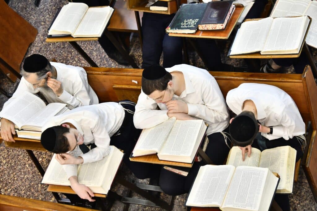 פורים בפוניבז': באישון לילה ראש הישיבה התנצח עם הבחורים