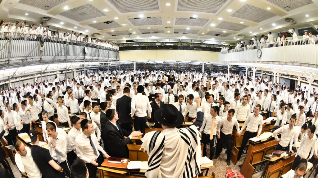 פורים בפוניבז': באישון לילה ראש הישיבה התנצח עם הבחורים