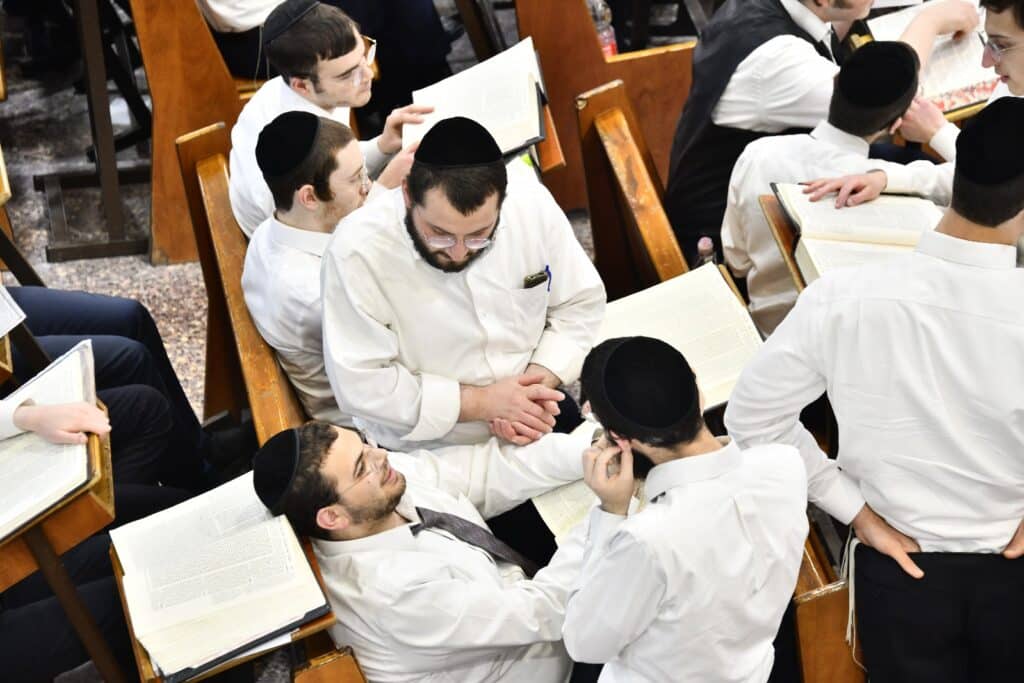 פורים בפוניבז': באישון לילה ראש הישיבה התנצח עם הבחורים