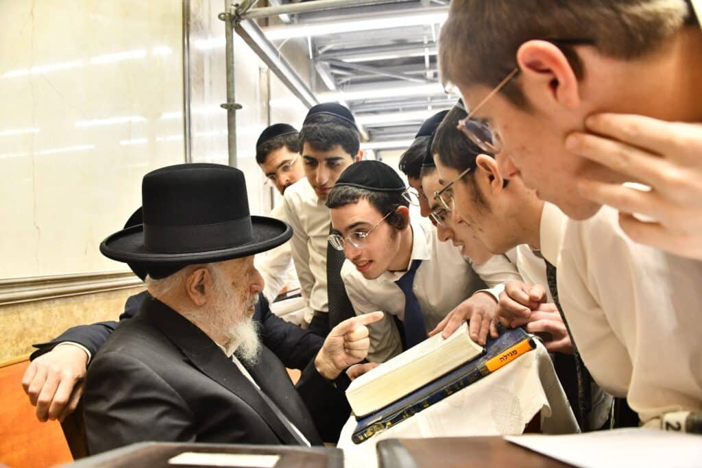 פורים בפוניבז': באישון לילה ראש הישיבה התנצח עם הבחורים