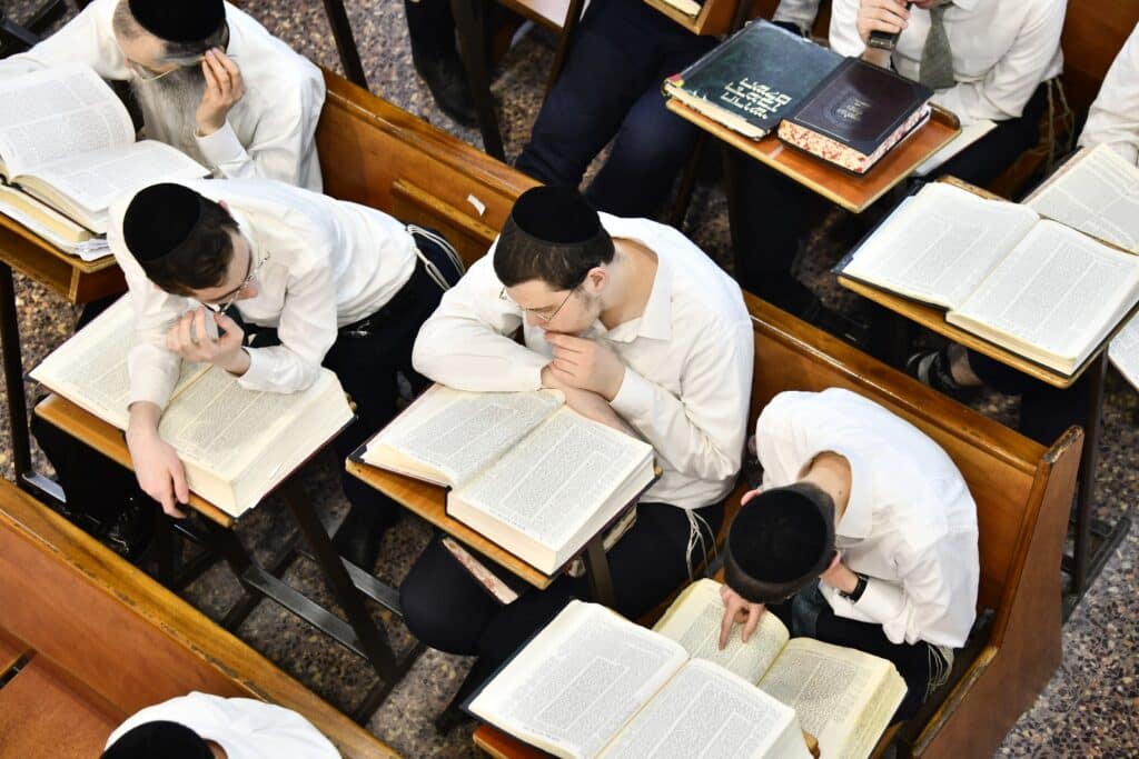 פורים בפוניבז': באישון לילה ראש הישיבה התנצח עם הבחורים