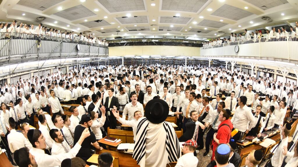 פורים בפוניבז': באישון לילה ראש הישיבה התנצח עם הבחורים