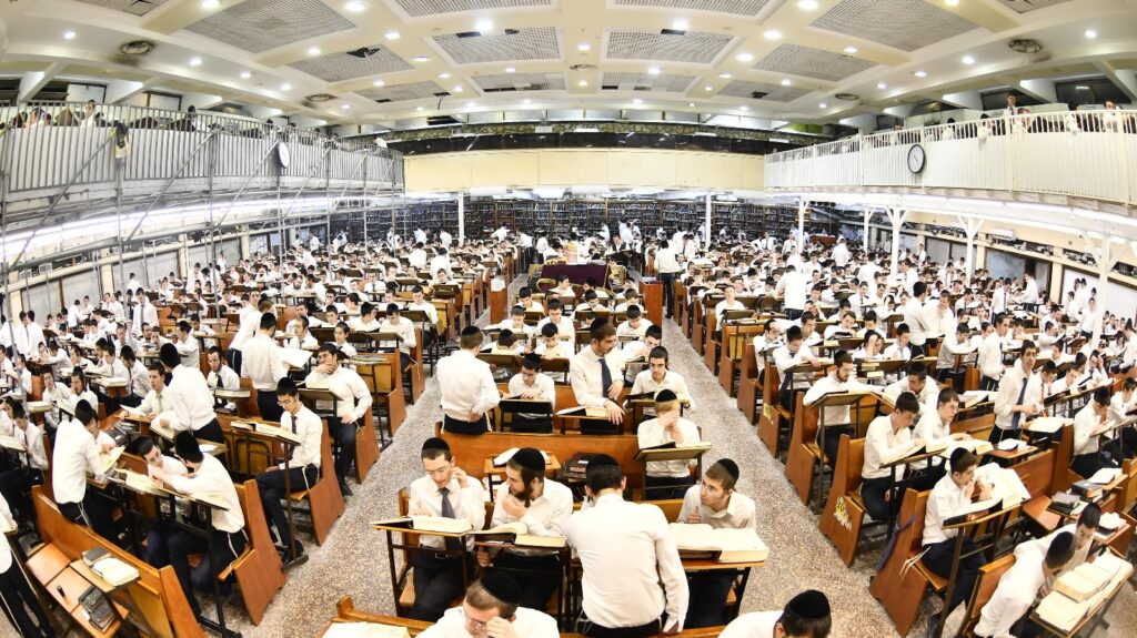 פורים בפוניבז': באישון לילה ראש הישיבה התנצח עם הבחורים