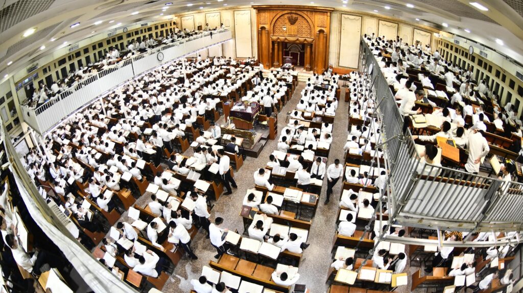 פורים בפוניבז': באישון לילה ראש הישיבה התנצח עם הבחורים