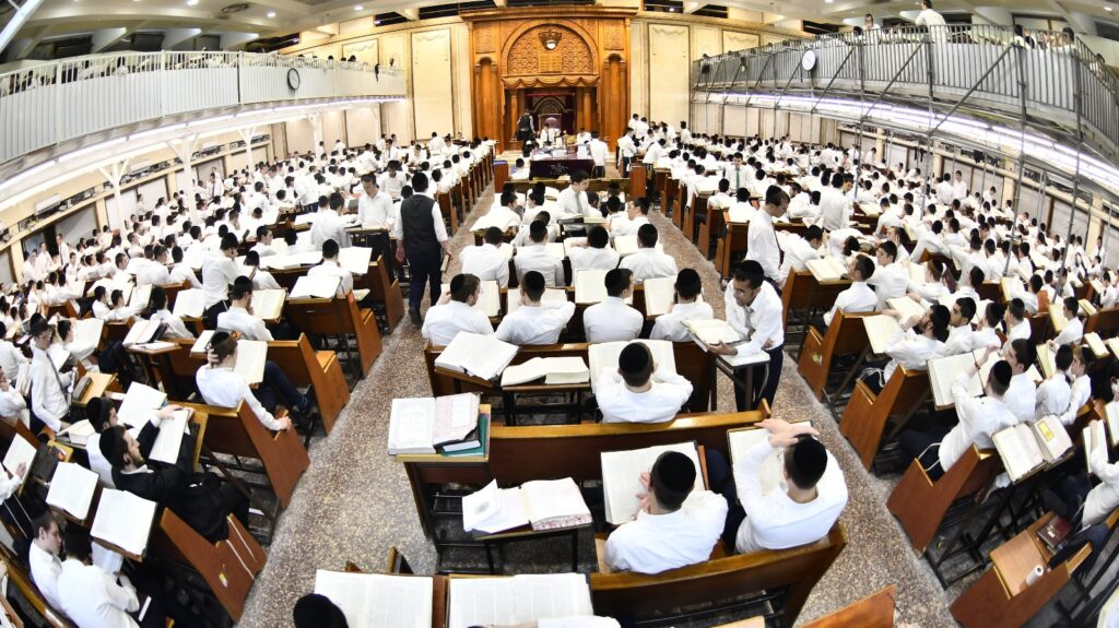 פורים בפוניבז': באישון לילה ראש הישיבה התנצח עם הבחורים