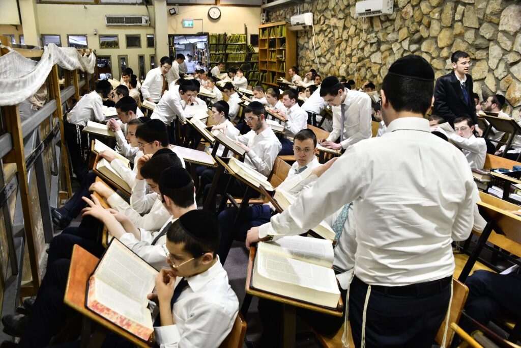 פורים בפוניבז': באישון לילה ראש הישיבה התנצח עם הבחורים