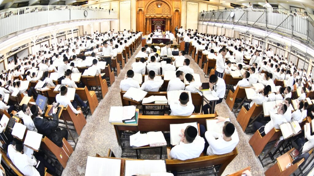 פורים בפוניבז': באישון לילה ראש הישיבה התנצח עם הבחורים