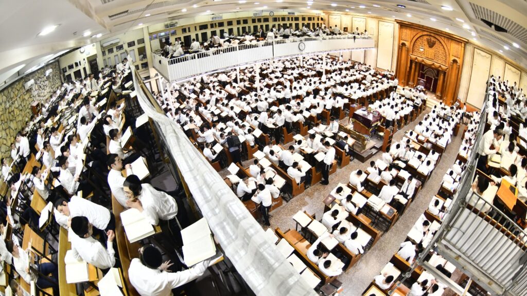 פורים בפוניבז': באישון לילה ראש הישיבה התנצח עם הבחורים