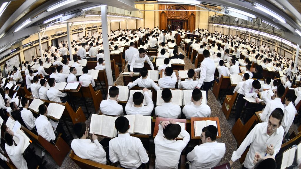 פורים בפוניבז': באישון לילה ראש הישיבה התנצח עם הבחורים