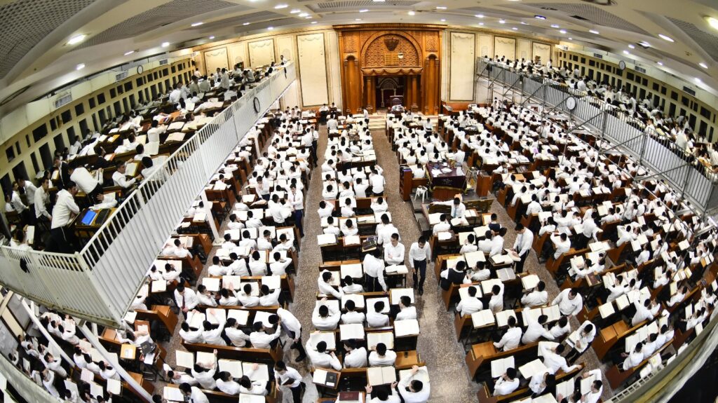 פורים בפוניבז': באישון לילה ראש הישיבה התנצח עם הבחורים