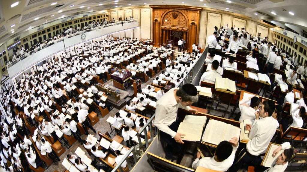 פורים בפוניבז': באישון לילה ראש הישיבה התנצח עם הבחורים