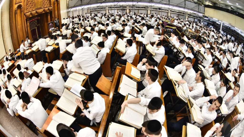 פורים בפוניבז': באישון לילה ראש הישיבה התנצח עם הבחורים