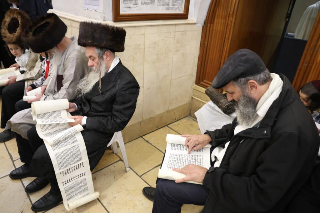 תיעוד: קריאת המגילה והכנות לסעודה בציון הרשב"י במירון