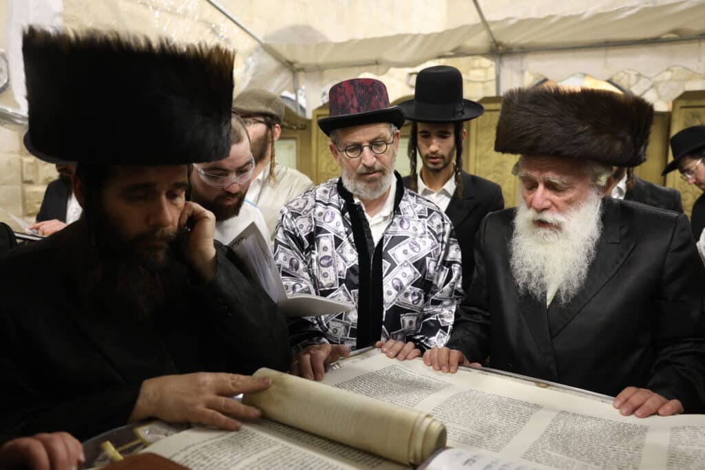 תיעוד: קריאת המגילה והכנות לסעודה בציון הרשב"י במירון