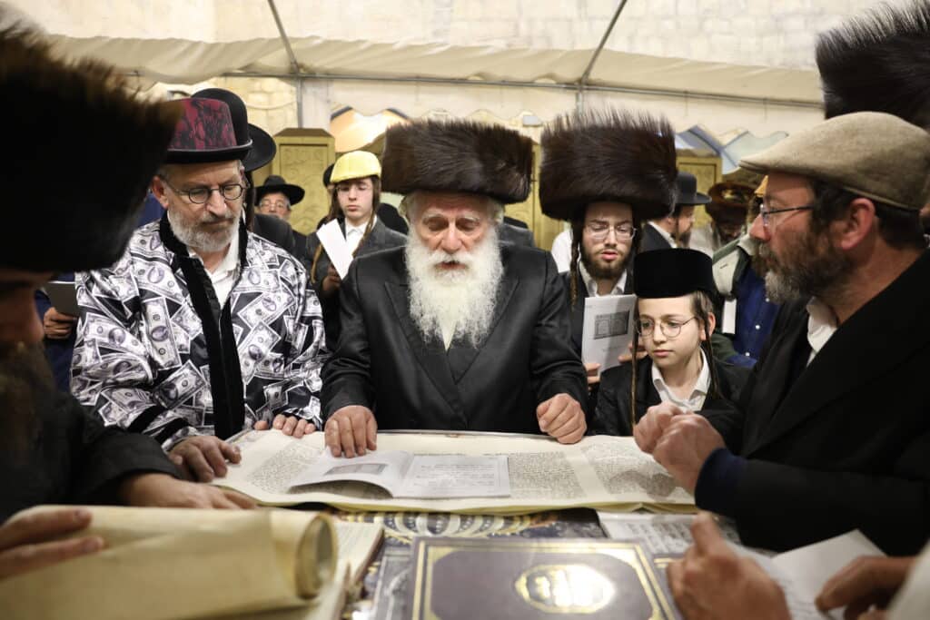 תיעוד: קריאת המגילה והכנות לסעודה בציון הרשב"י במירון