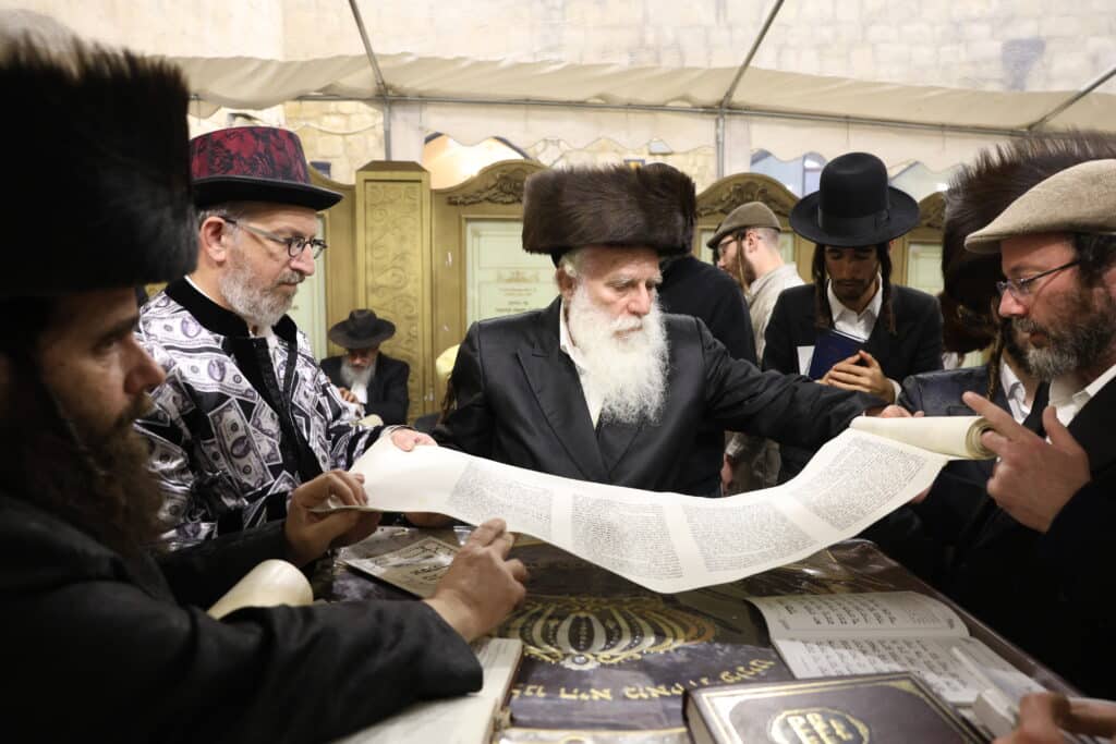 תיעוד: קריאת המגילה והכנות לסעודה בציון הרשב"י במירון