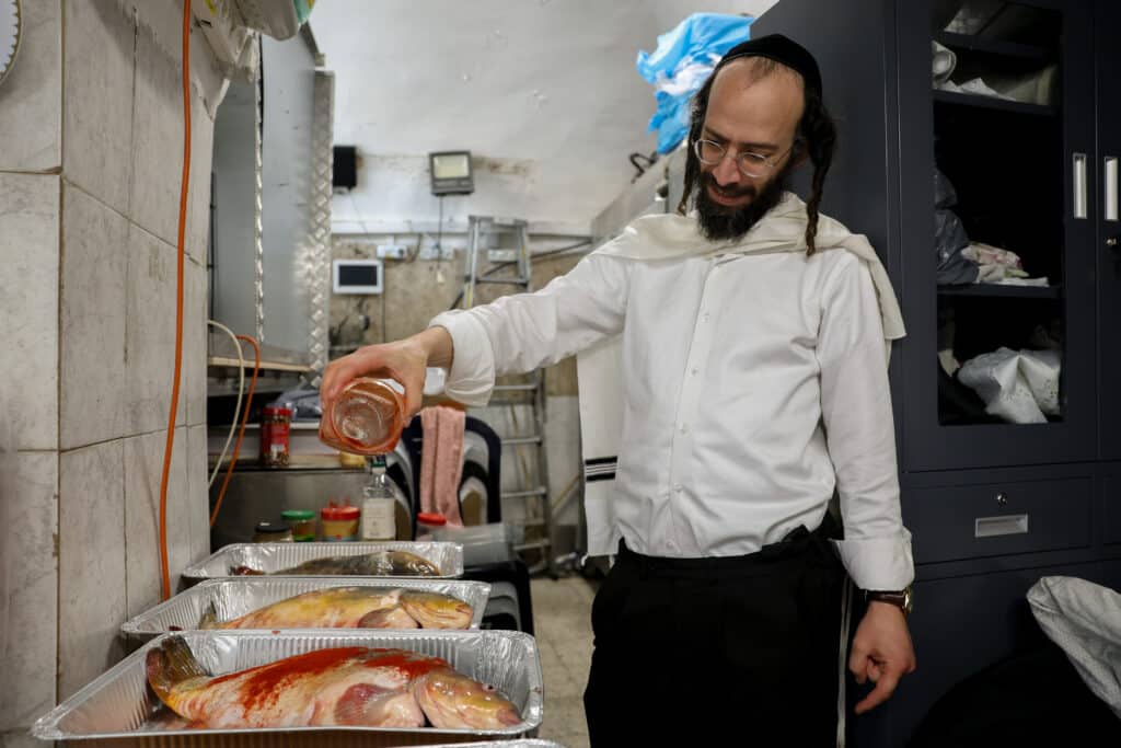 תיעוד: קריאת המגילה והכנות לסעודה בציון הרשב"י במירון