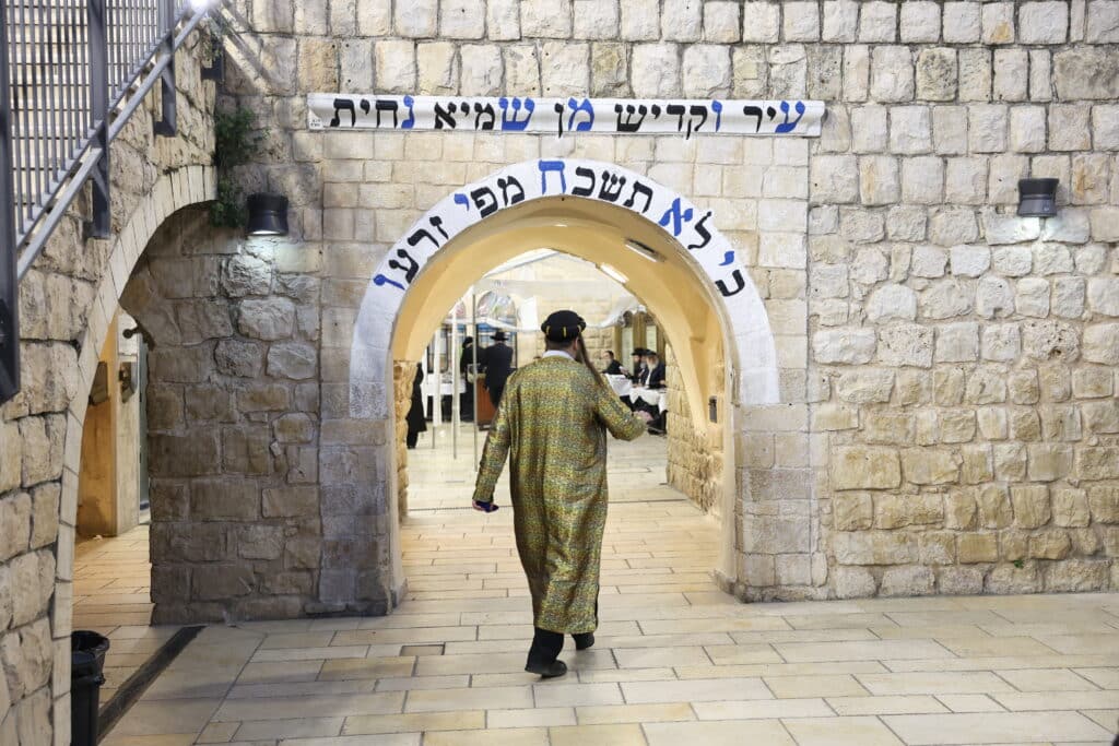 תיעוד: קריאת המגילה והכנות לסעודה בציון הרשב"י במירון