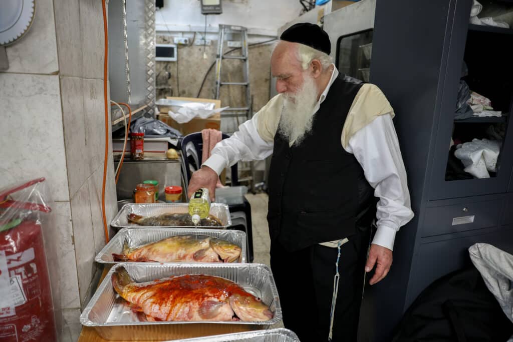 תיעוד: קריאת המגילה והכנות לסעודה בציון הרשב"י במירון