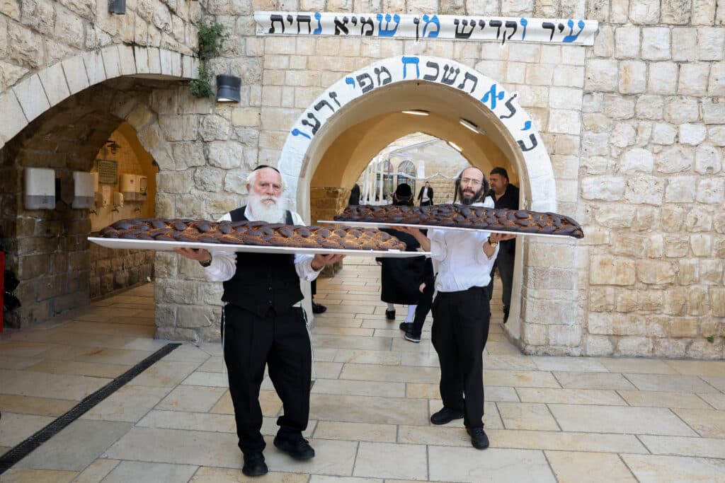 תיעוד: קריאת המגילה והכנות לסעודה בציון הרשב"י במירון