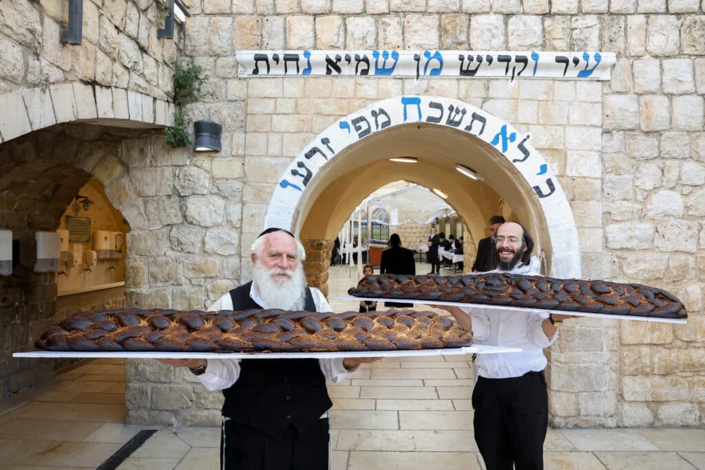 תיעוד: קריאת המגילה והכנות לסעודה בציון הרשב"י במירון