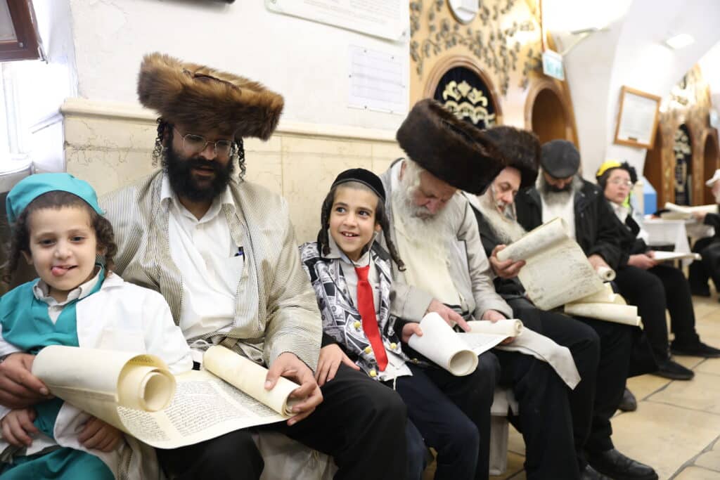 תיעוד: קריאת המגילה והכנות לסעודה בציון הרשב"י במירון