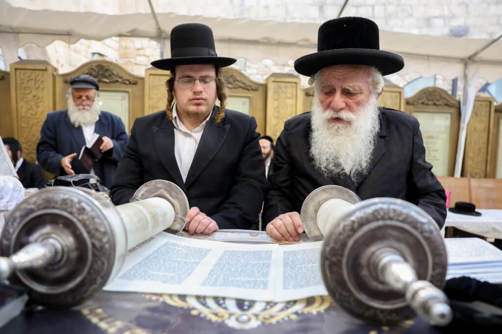 תיעוד: קריאת המגילה והכנות לסעודה בציון הרשב"י במירון