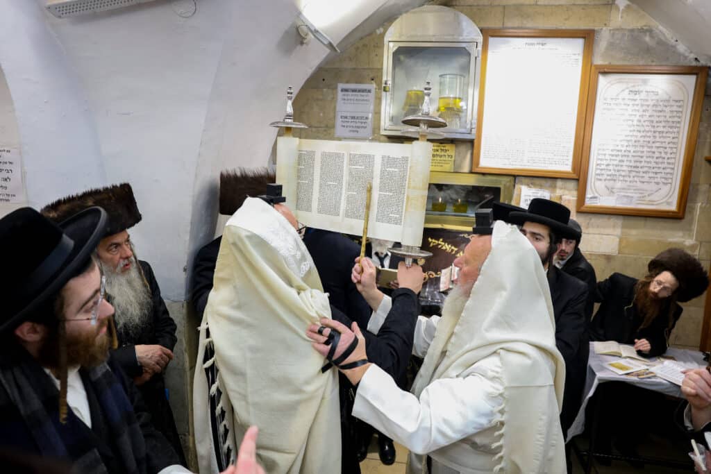 תיעוד: קריאת המגילה והכנות לסעודה בציון הרשב"י במירון