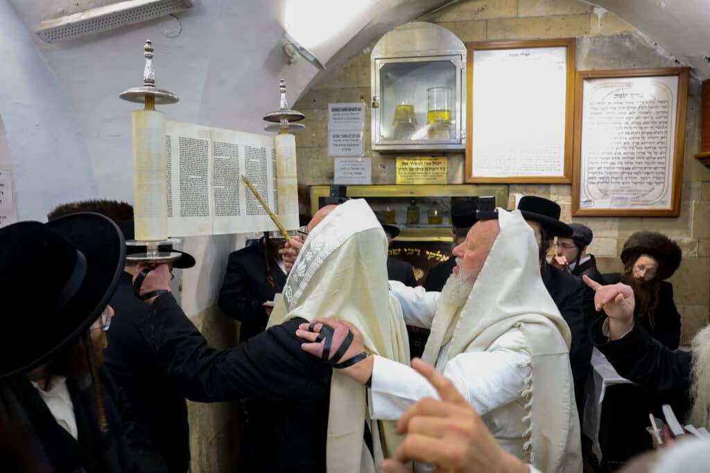 תיעוד: קריאת המגילה והכנות לסעודה בציון הרשב"י במירון