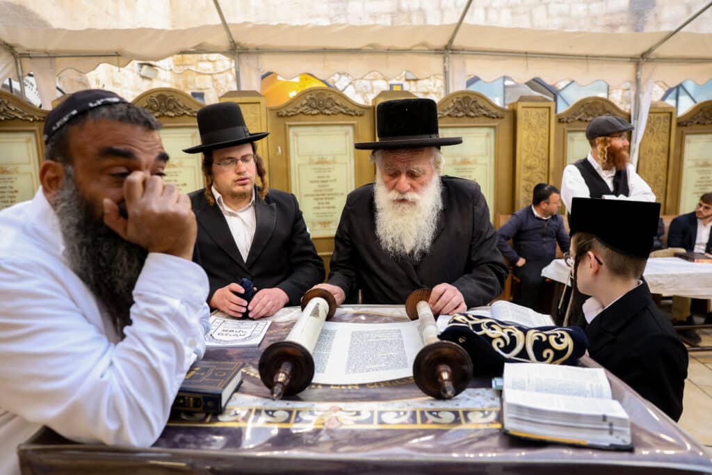 תיעוד: קריאת המגילה והכנות לסעודה בציון הרשב"י במירון