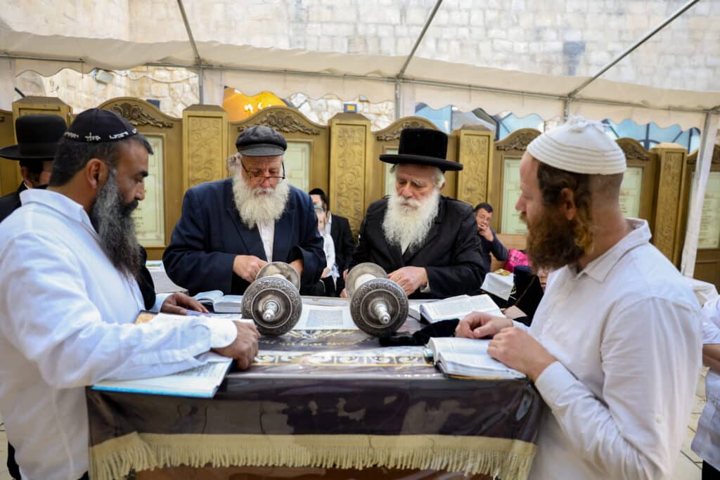 תיעוד: קריאת המגילה והכנות לסעודה בציון הרשב"י במירון