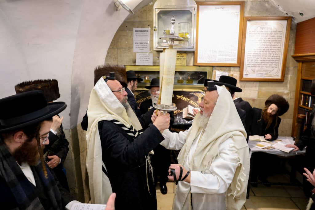 תיעוד: קריאת המגילה והכנות לסעודה בציון הרשב"י במירון