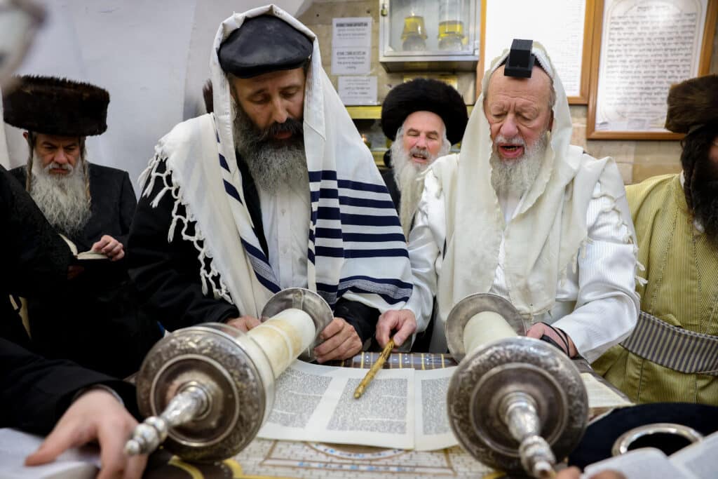 תיעוד: קריאת המגילה והכנות לסעודה בציון הרשב"י במירון