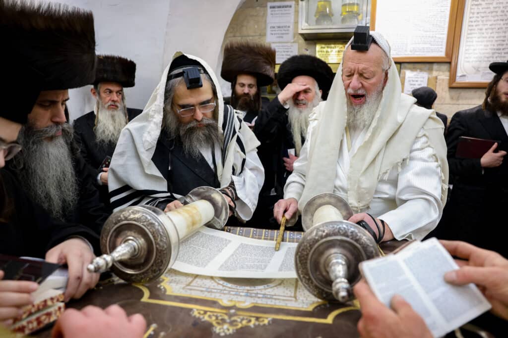 תיעוד: קריאת המגילה והכנות לסעודה בציון הרשב"י במירון