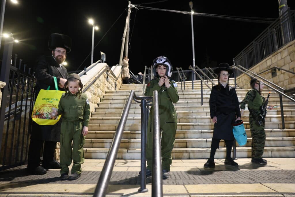 תיעוד: קריאת המגילה והכנות לסעודה בציון הרשב"י במירון