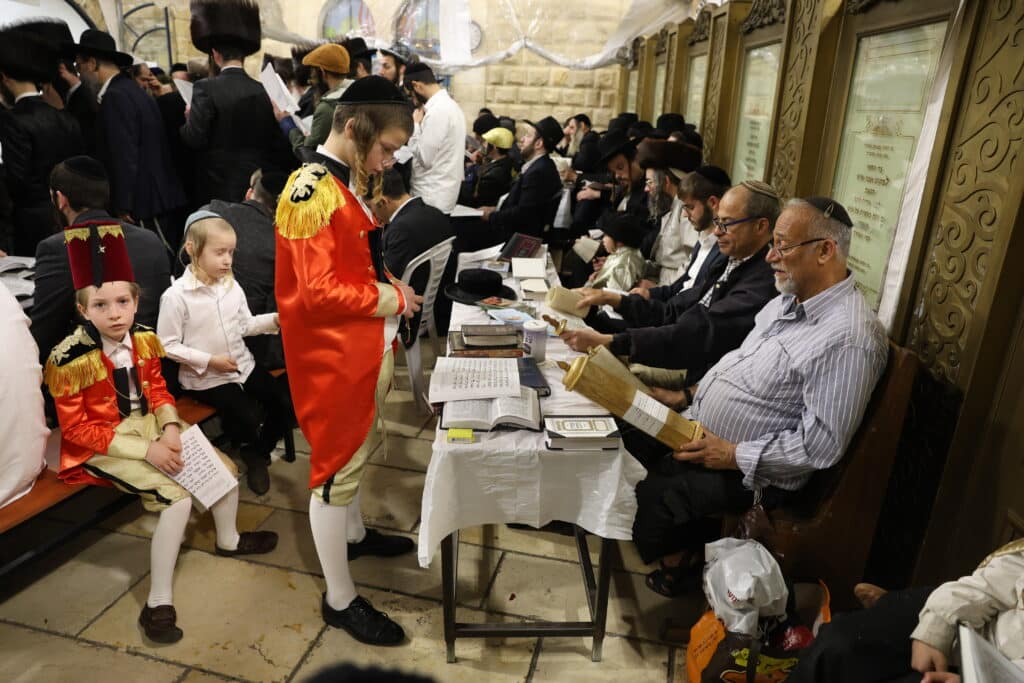 תיעוד: קריאת המגילה והכנות לסעודה בציון הרשב"י במירון