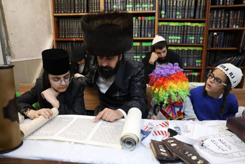 תיעוד: קריאת המגילה והכנות לסעודה בציון הרשב"י במירון