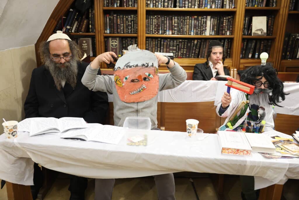 תיעוד: קריאת המגילה והכנות לסעודה בציון הרשב"י במירון