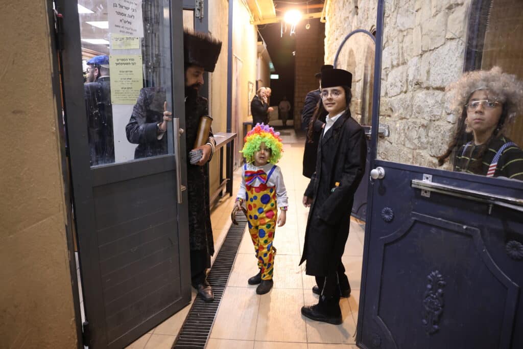 תיעוד: קריאת המגילה והכנות לסעודה בציון הרשב"י במירון